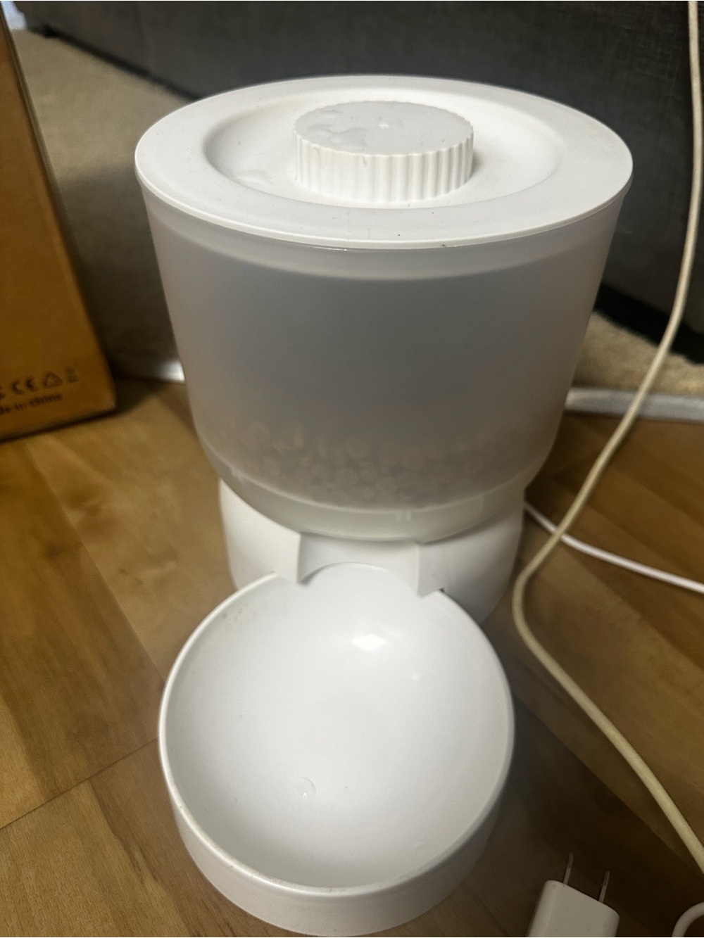Automatic White Cat Feeder with Gravity-Dispense Bowl